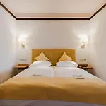 Contel 4* Κόμπλεντς