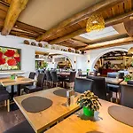Contel 4* Κόμπλεντς